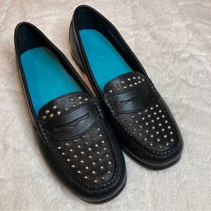 G.H. Bass & Co. WEEjUNS Stud Sz 8 Penny Loafers Leather